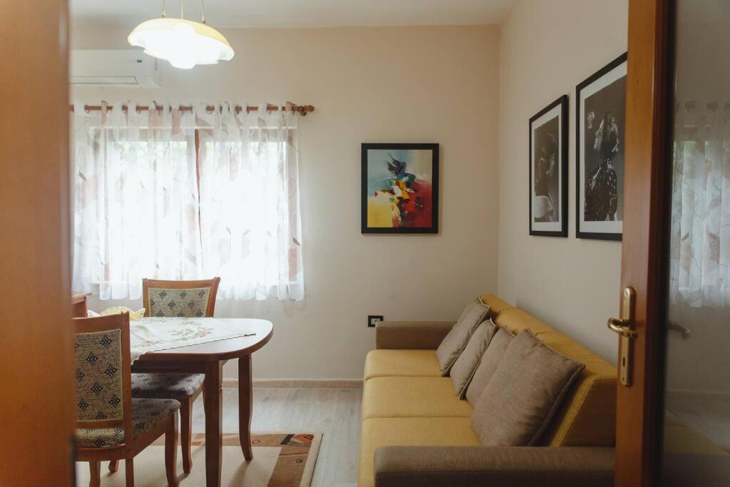 Rare Durres Apartment With Private Parking & Garden Екстериор снимка