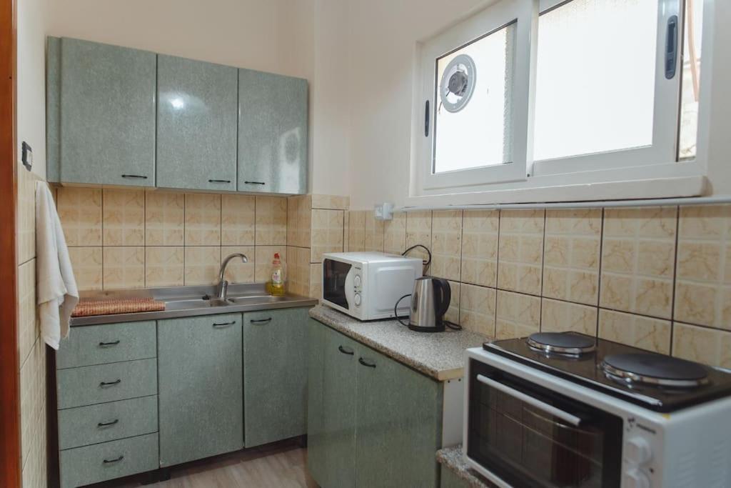 Rare Durres Apartment With Private Parking & Garden Екстериор снимка
