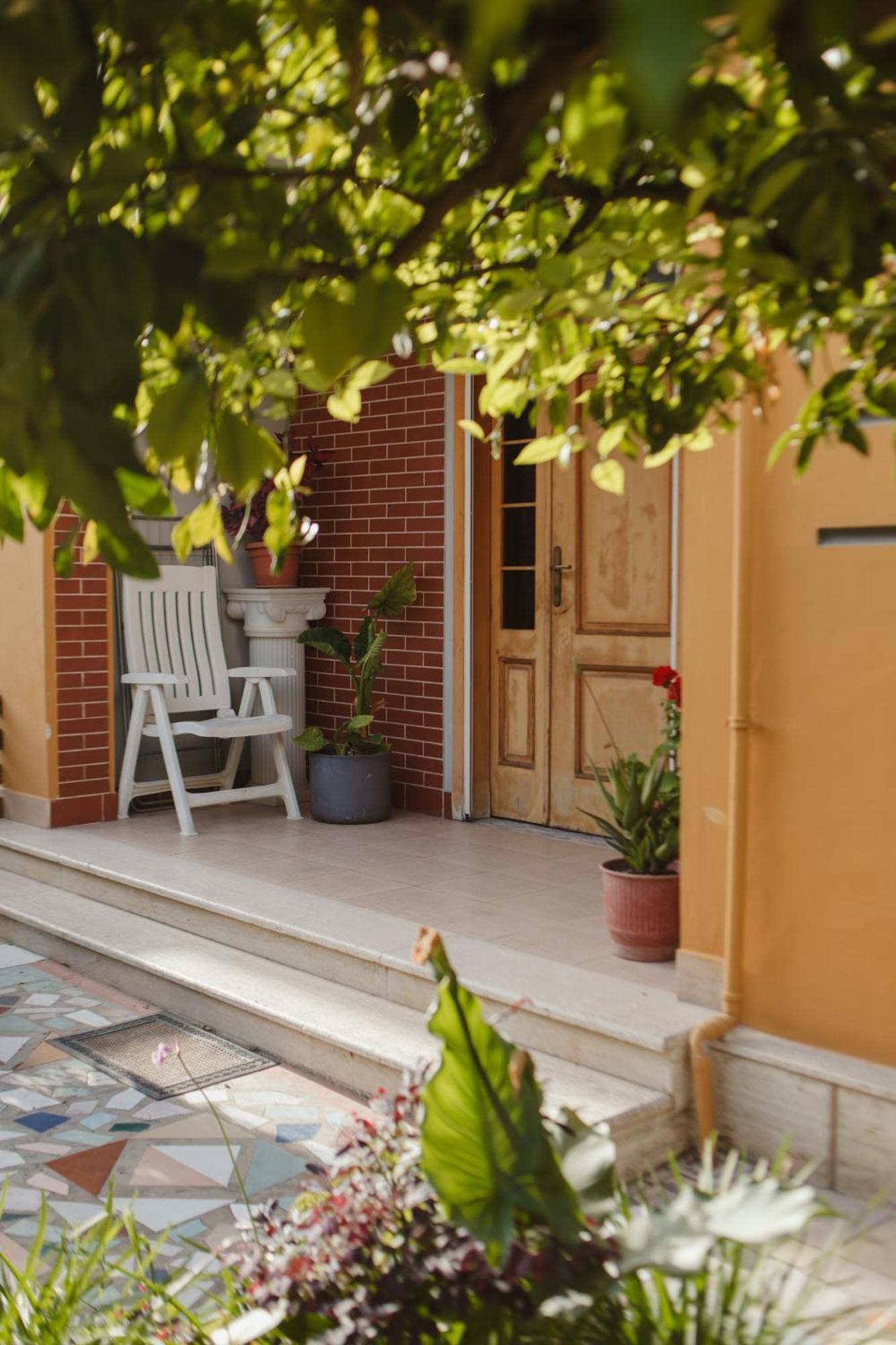 Rare Durres Apartment With Private Parking & Garden Екстериор снимка