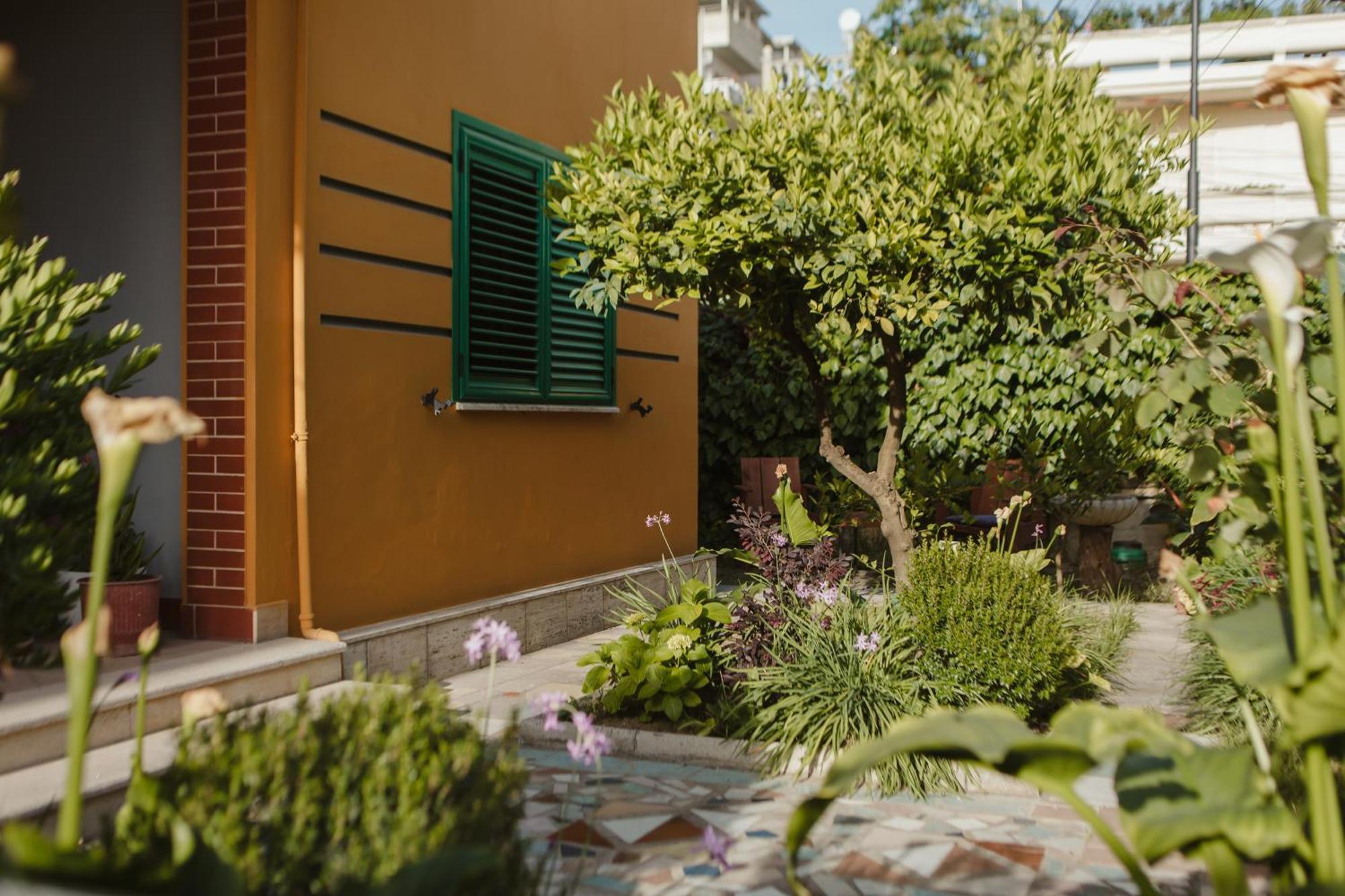 Rare Durres Apartment With Private Parking & Garden Екстериор снимка